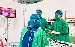 Hi hữu, cấp cứu thai phụ mang song thai, một thai ngoài tử cung