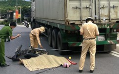 Xe máy đâm ô tô đầu kéo đỗ bên đường, người đàn ông tử vong tại chỗ