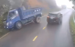 Tránh ô tô vượt ẩu trên đường đèo, xe tải lao thẳng xuống rãnh nước