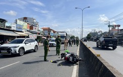 Trèo qua dải phân cách rồi ngã, người phụ nữ bị xe máy tông tử vong