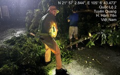 CSGT Tuyên Quang dầm mưa xuyên đêm khắc phục hậu quả giông lốc