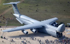 Máy bay chở hàng lớn nhất của Mỹ được bảo trì thế nào?