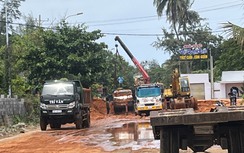 Thông đường ven biển ở Mũi Né sau nhiều giờ tê liệt vì cát