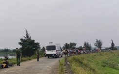 Hai thanh niên tử vong dưới bờ đê cạnh xe máy hư hỏng