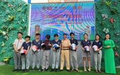 CSGT TP.HCM và Báo Giao thông tuyên truyền an toàn giao thông cho gần 1.000 học sinh