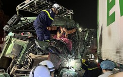 Hà Nội: Ô tô tải biến dạng sau tai nạn, tài xế mắc kẹt trong cabin