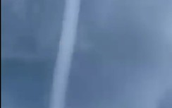 Vòi rồng cao hàng trăm mét đánh lật nhiều ghe thuyền trên biển Khánh Hòa