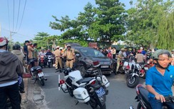 Bị CSGT kiểm tra, tài xế tăng ga bỏ chạy gây tai nạn khiến một phụ nữ trọng thương