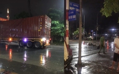 Xe container cuốn xe máy vào gầm trong đêm mưa, một phụ nữ tử vong