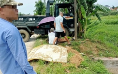 Va chạm với xe tải, chồng tử vong, vợ bị thương