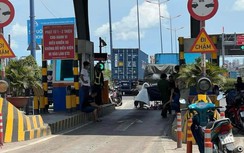 Nhân viên trạm thu phí bị xe container cán tử vong