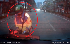 Thanh niên vừa lái xe máy vừa dùng điện thoại, đâm thẳng vào đuôi ô tô