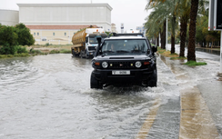 Dubai hủy hàng loạt chuyến bay vì mưa lớn