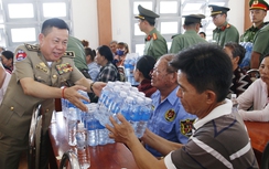 Công an tỉnh Kandal và An Giang tặng nước cho người dân vùng hạn, mặn