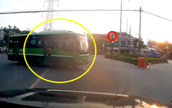 Dùng mánh khoé vượt đèn đỏ, tài xế xe buýt bị đình chỉ, chuyển CSGT xử lý