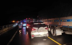 Xe tải va nhau, đường Hồ Chí Minh đoạn La Sơn - Hòa Liên ùn ứ