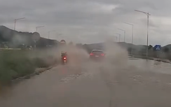 Ô tô phóng nhanh, tạt nước xối xả vào xe máy