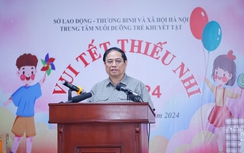 Thủ tướng thăm, tặng quà tại Trung tâm Nuôi dưỡng trẻ khuyết tật Hà Nội nhân dịp 1/6