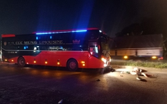 Xe khách tông xe máy trên tuyến tránh TP Ninh Bình, 3 người nằm bất động