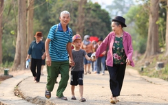 Du khách nườm nượp đổ về di tích đồi A1