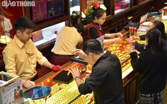 Cấm mua bán bằng tiền mặt chưa giải quyết được "nút thắt" thị trường vàng