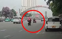 Phóng nhanh như tên bắn, xe máy gây tai nạn, húc văng một người đi đường