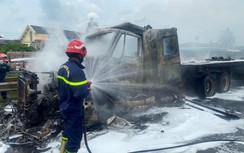 Xe đầu kéo cháy rụi phần đầu khi đang lưu thông trên quốc lộ 5