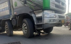 Bản tin TNGT 8/5: Bé gái bị xe tải cán tử vong trên đường tới trường