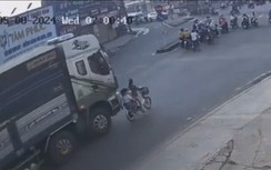 Xe tải va chạm xe đạp điện, bé gái lớp 2 tử vong, bà bị thương nặng