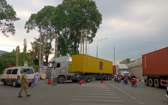 Xe container ôm cua vào bãi va trúng xe đạp, một phụ nữ tử vong