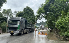 CSGT Tuyên Quang phân luồng đảm bảo ATGT tại các điểm ngập úng trên QL2C