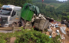 Cao Bằng: Xe đầu kéo lật thùng hàng đè xe tải khiến nữ tài xế mắc kẹt, trọng thương