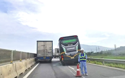 Xe khách đang chạy trên cao tốc bất ngờ rơi 2 bánh xe
