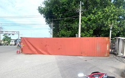 Xe đầu kéo lật giữa giao lộ, suýt đè trúng người đi xe máy