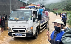 CSGT dùng xe chuyên dụng chở khách Tây, người dân bị kẹt trong lũ lụt