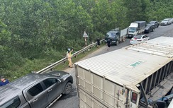 Xe tải lật chắn ngang đường Hồ Chí Minh, giao thông ách tắc