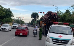 Xe máy chở 3 ông cháu va chạm xe bơm bê tông, 2 người tử vong