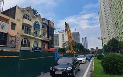 Nhà thầu rào chắn đường, thi công cầm chừng, người dân chật vật qua đường Vũ Trọng Khánh