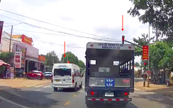 Phạt 5 triệu, tước GPLX 2 tháng tài xế vượt đèn đỏ trên quốc lộ 26