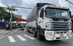 Xe tải ôm cua cán trúng xe máy, cô gái tử vong tại chỗ
