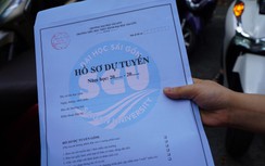 TP.HCM: Vợ chồng "cắm chốt" ở trường một ngày để mua hồ sơ lớp 1 cho con