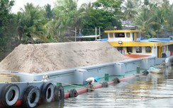 Ngày đêm đưa cát về công trường cao tốc trục ngang qua Cần Thơ