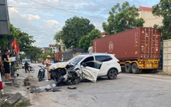 Ô tô con nát phần đầu sau tai nạn với xe đầu kéo