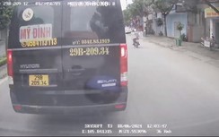 Xe khách chèn ép nhau trên đường, người dân hốt hoảng leo vỉa hè để tránh