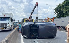 Ô tô chở 5 người lộn nhiều vòng trên QL1 sau va chạm với xe container