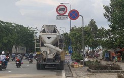 Đoàn xe bê tông đỗ bất chấp biển cấm bị CSGT xử phạt