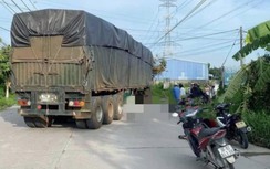 Va chạm giữa xe đạp điện và xe đầu kéo, bé 4 tuổi tử vong tại chỗ