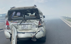 Khói đốt đồng mù mịt trên cao tốc, ô tô 7 chỗ phanh gấp bị xe khách tông nát đuôi