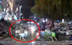 Ô tô tranh đường, suýt đâm trúng người đi bộ tại vạch kẻ sang đường