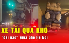 Xe chở "núi hàng" gần chạm cầu đi bộ, vượt đèn đỏ giữa Hà Nội